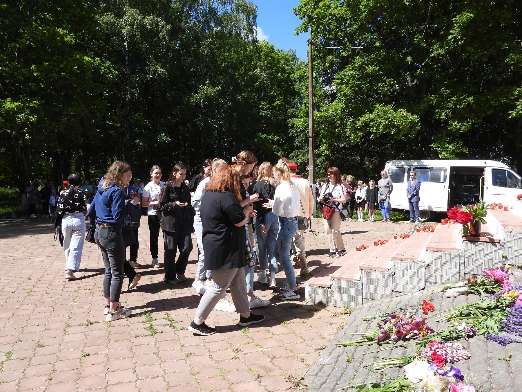 День памяти и скорби Калязин. 22 Июня день памяти и скорби. Митинги у обелиска 9 мая город Пучеж 2016. День молодежи в парке. Стояли последние дни июня