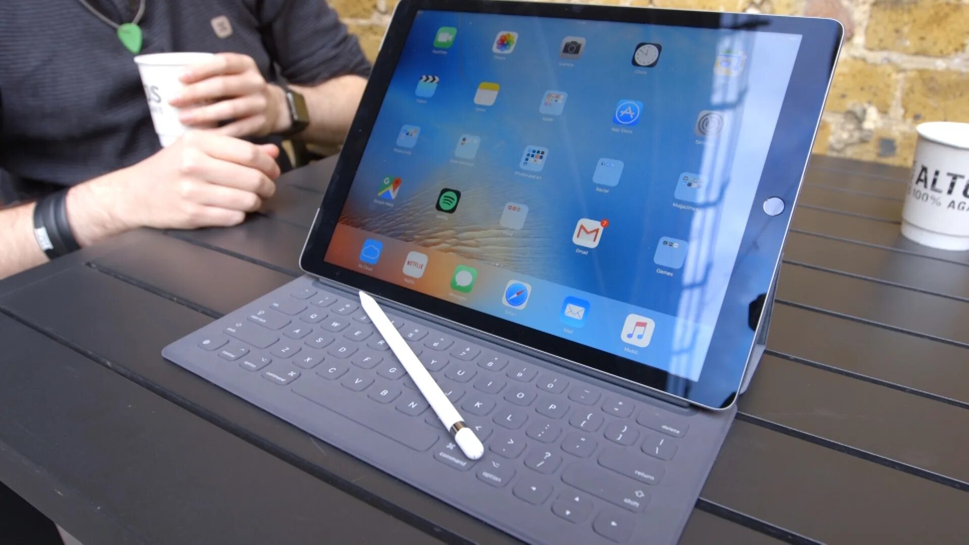 Ipad windows 11. Apple 1m ipad. ipad pro 1. планшет эппл с клавиатурой и стилусом. ipad pro m1.