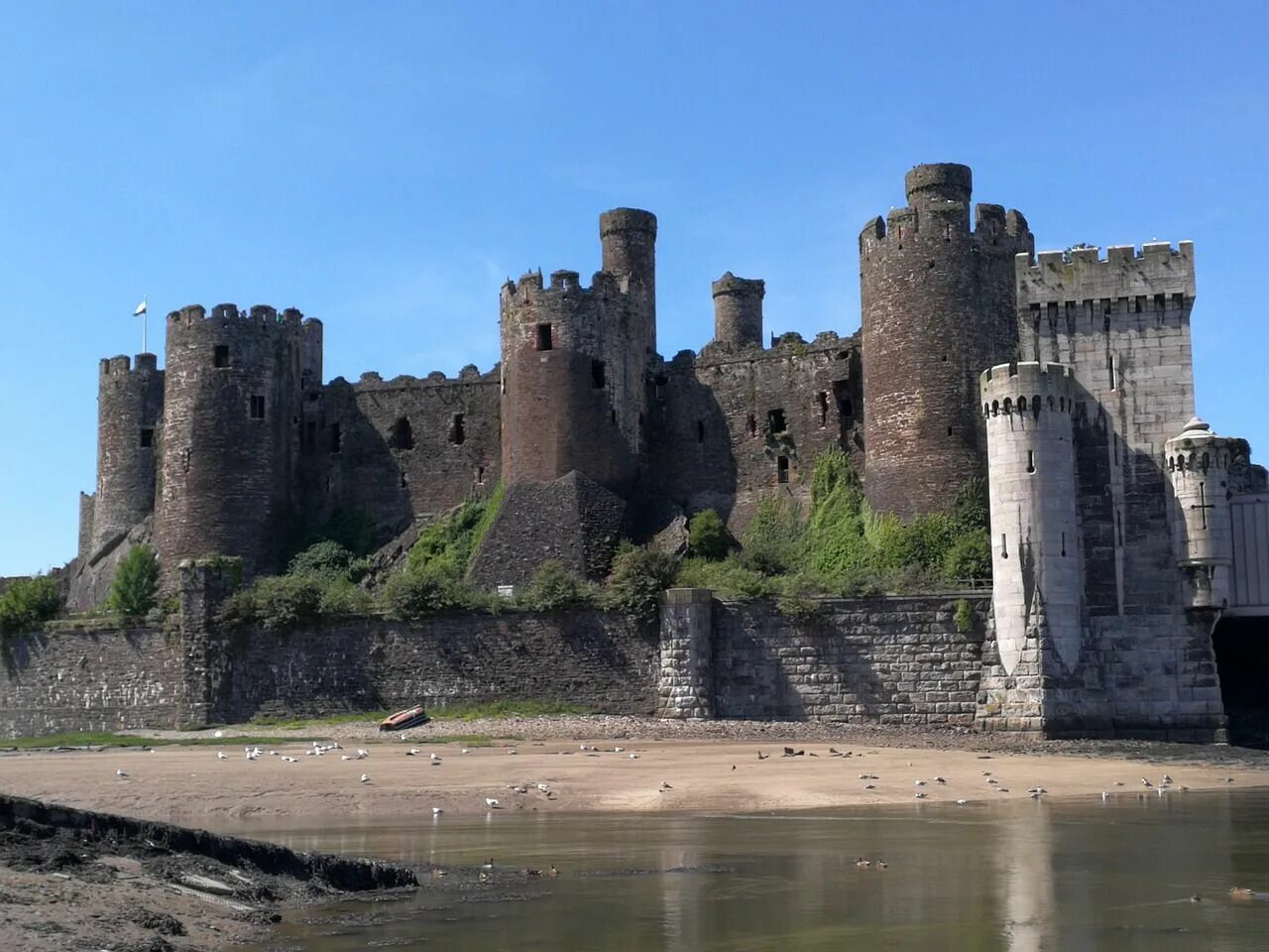 Замок харлех в англии. Wales castles. Замок конви в уэльсе. Кастл замок уэльс. Замок бомарис великобритания.