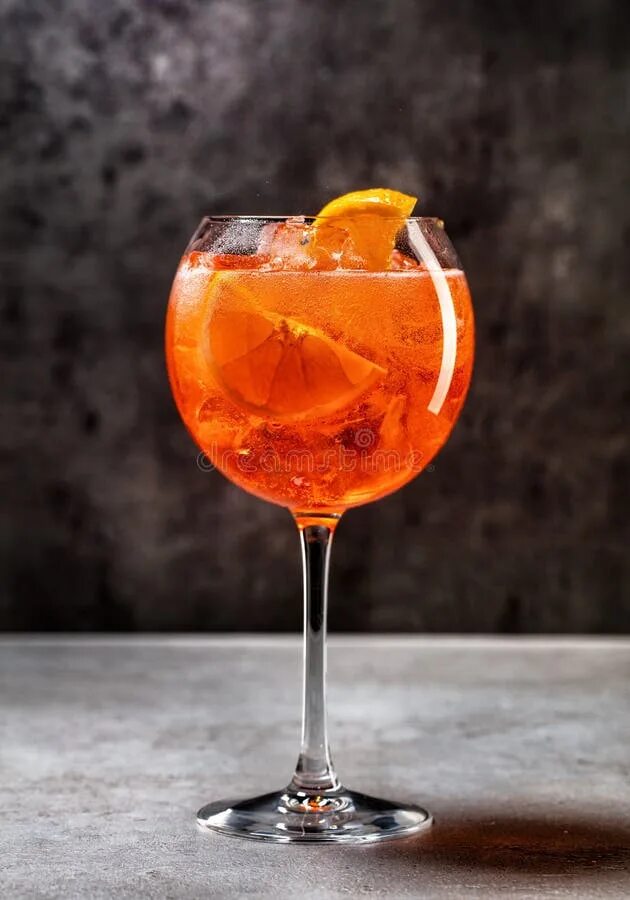 Бокалы для апероля. Aperol Spritz коктейль. Бокалы для Апероль шприц. Апероль шприц пол бокала. Апероль в стекле.