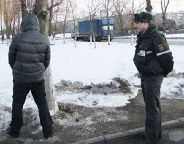 Притерпевать нужду. Мужик справляет нужду малую зимой. справляют нужду в неположенном месте. мужчина справляет нужду в неположенном месте. граждане справляют нужду на улице.