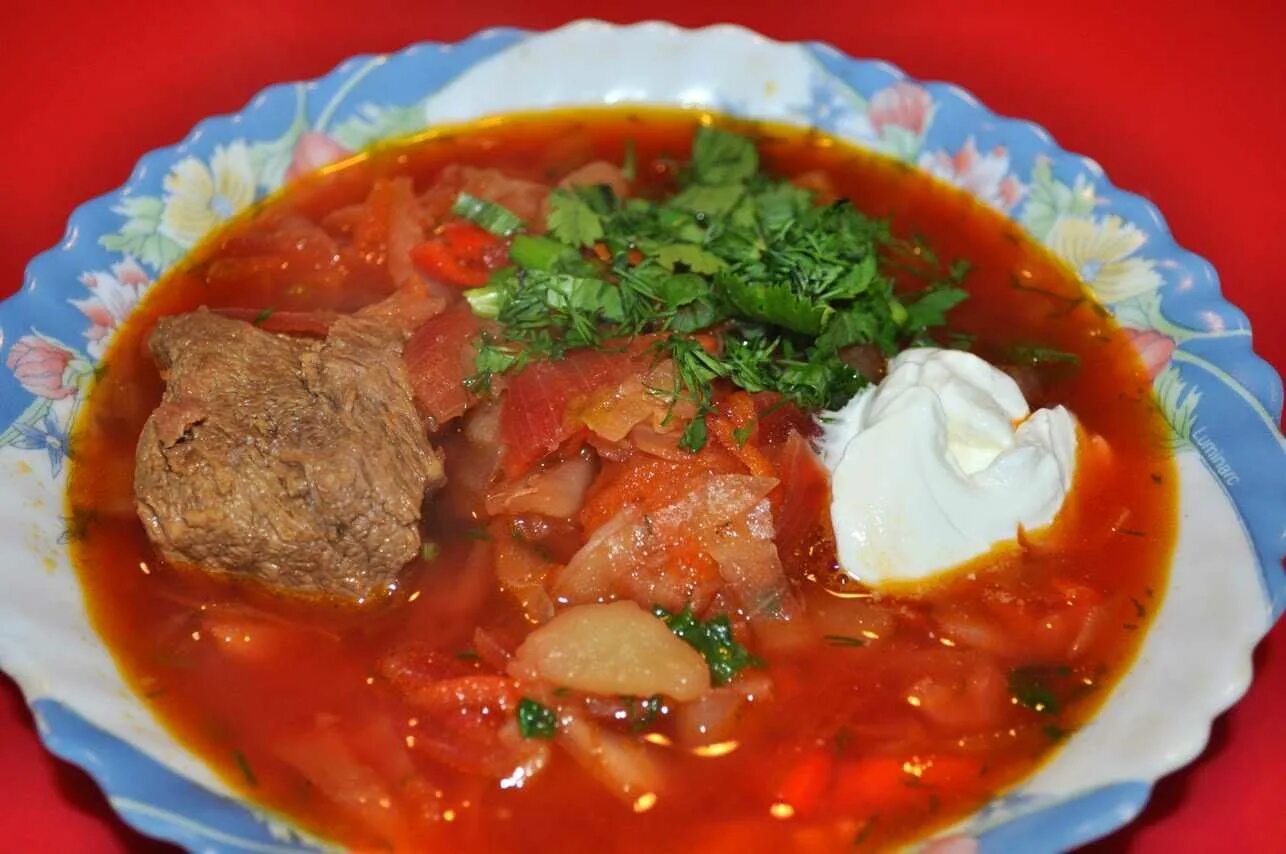 Борщ со свежей капустой на мясном. Борщ. борщ с капустой. украинский борщ. борщ с капустой и картофелем.