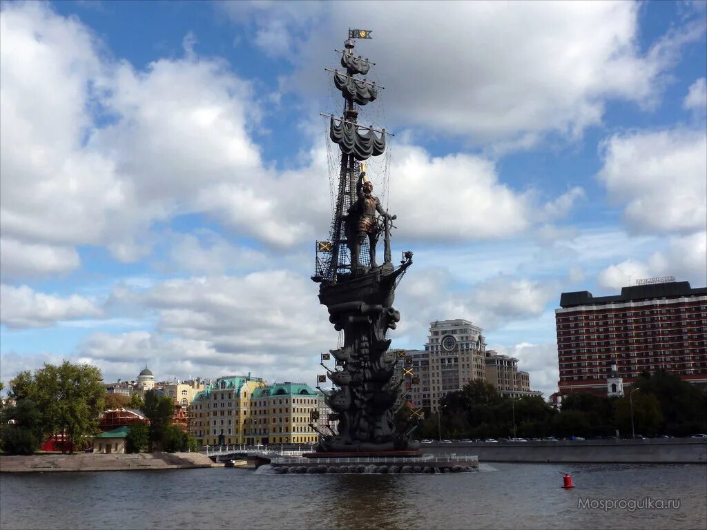 памятник петру 1 на болотной набережной. памятник петру первому в москве на москве реке. статуя петра церетели. памятник петру 1 на москве реке. памятник петру первому в москве скульптора зураба церетели.