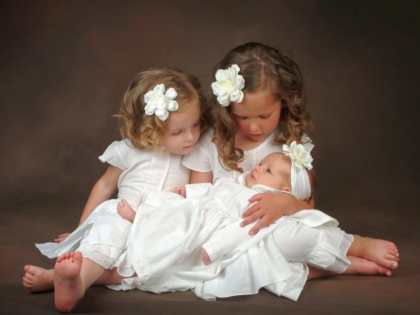 Женщина с ребенком. 4 сестры. Три девочки каждая со своей мамой. Три девочки каждая со своей мамой. Три девочки каждая со своей мамой.