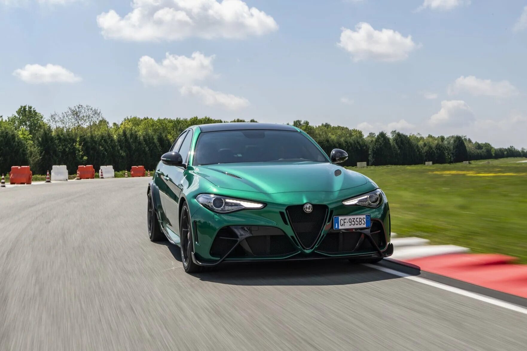 Альфа без ромео. Alfa Romeo Giulia 2021 Green.