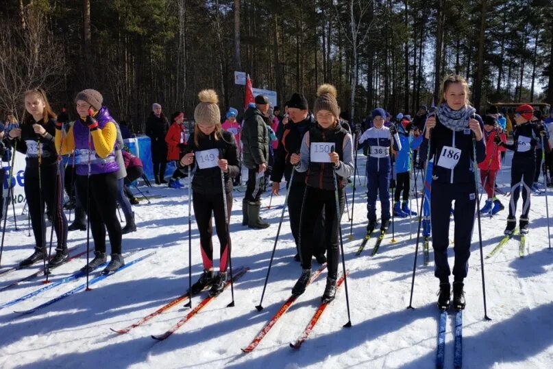 Спортивные школы лыжи. Лыжный стадион Белочка в Никольске. Никольск лыжные гонки. Школьные соревнования по лыжам. Соревнования школьников по лыжам.