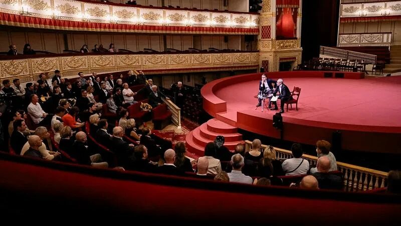 Спекталкь один восемь восемь один. Екатерина у александринки. Театр постановка. Один восемь восемь один александринский. Александринский театр зал 2022.