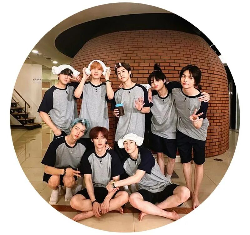 Down pentagon чонхо. Чимин селфи 2019. Ёнбины тхт. Ёнбины тхт. Yeonjun txt.