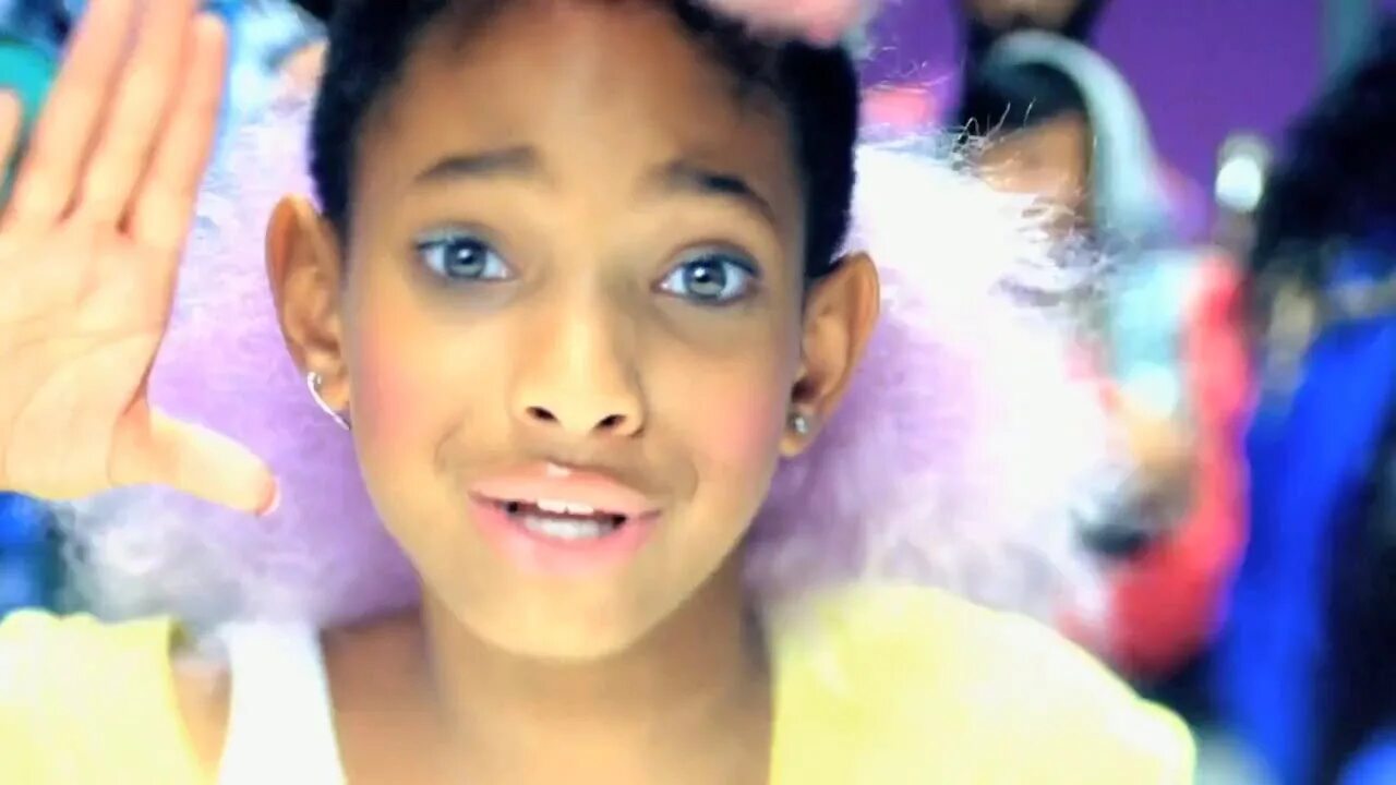 Whipping willow. Уиллоу смит селфи. смит злится. whip my hair willow. willow smith whip my.