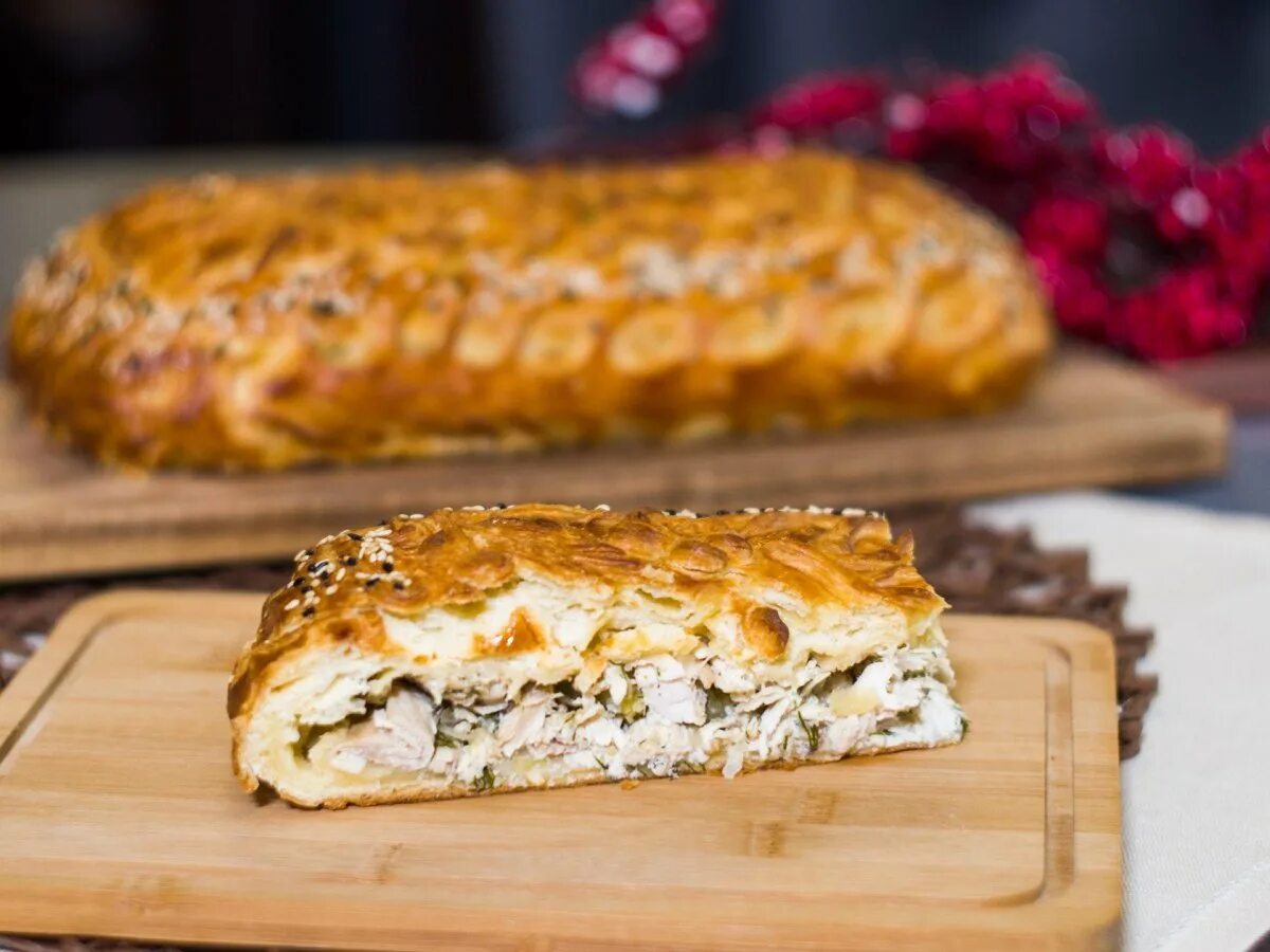 Курник из слоенноготеста. Курники с фаршем. Мини курники. Курник из слоеного теста. Пирог курник с курицей и картошкой.