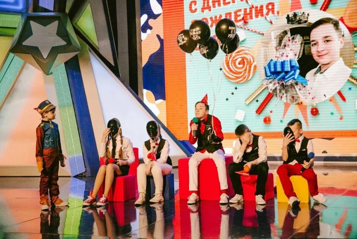 Квн первый четвертьфинал 2025. Квн дети 2025. детский квн команда ровесник кронштадт. первый канал квн.