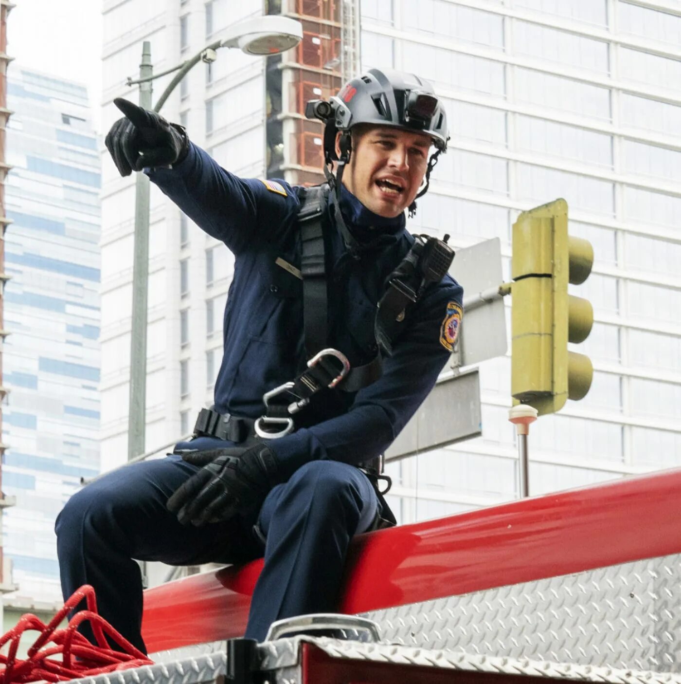 Райан гузман 911. Райан гузман 911 служба спасения. Эдди служба спасения. 911 служба спасения сериал 4 сезон. Эдди служба спасения.