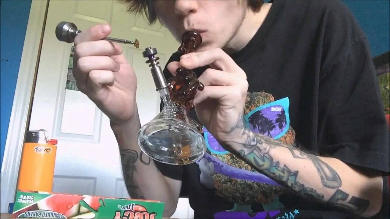 Бонга нет. Техник с бонгом. dab bong. тату бонг у ларина. молодой парень с бонга.