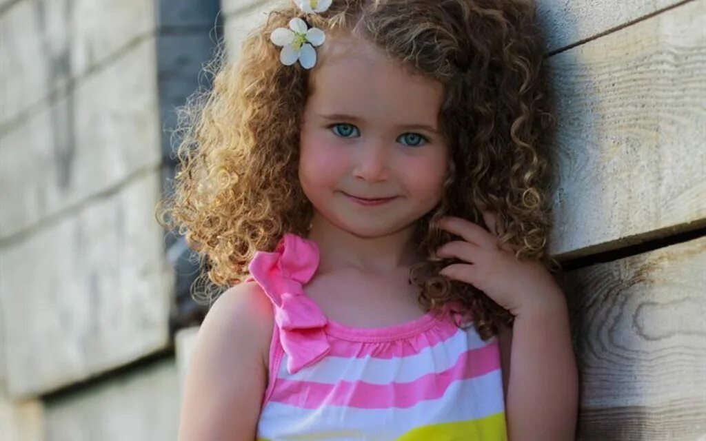Кучерявые малышки. Девочка с кудрявыми волосами. Кудрявые дети. Кудрявые девочки маленькие. Ребенок с кудрявыми волосами