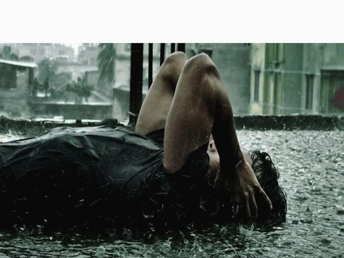 Мужчина под дождем. Девушка под дождем. Человек лежит под дождем. Парень лежит под дождем.