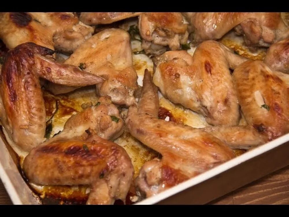 Рецепт курицы в стеклянной посуде. Запечённые крылышки в духовке. Куриные крылышки в духовке. Крылышки с картошкой в духовке. Куриные крылышки с картошкой в духовке.