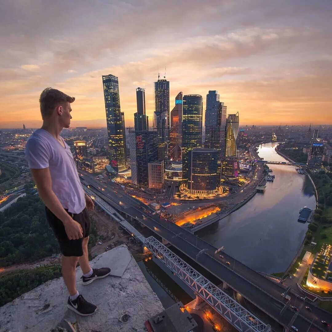 Москва сити фото людей. Пацан на фоне Москва Сити. Классный вид. Красивый вид с человеком. Москва Сити.