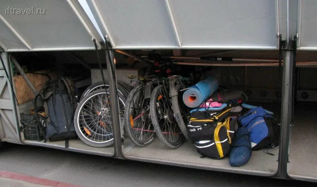 Велосипед в багажный отсек автобуса. Велосипед в автобусе. Велосипеды в багажном отделении автобуса. Багажнойотсек в автобусе.