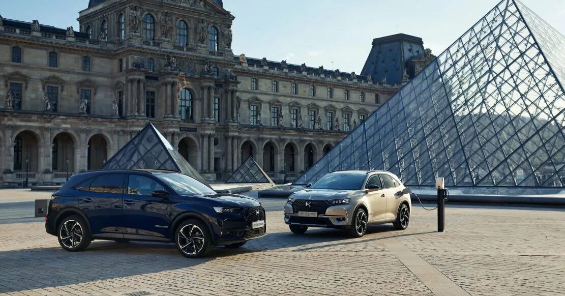 Француз построить. DS 7 Crossback. Ds7 Crossback Louvre. DS 7 Crossback Elysee. Ds7 Лувр фото.