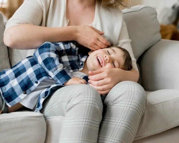 Ребенок на коленях у мамы. Гладить ребенка. ЧБД фото вместе. Мальчик на коленях у матери.