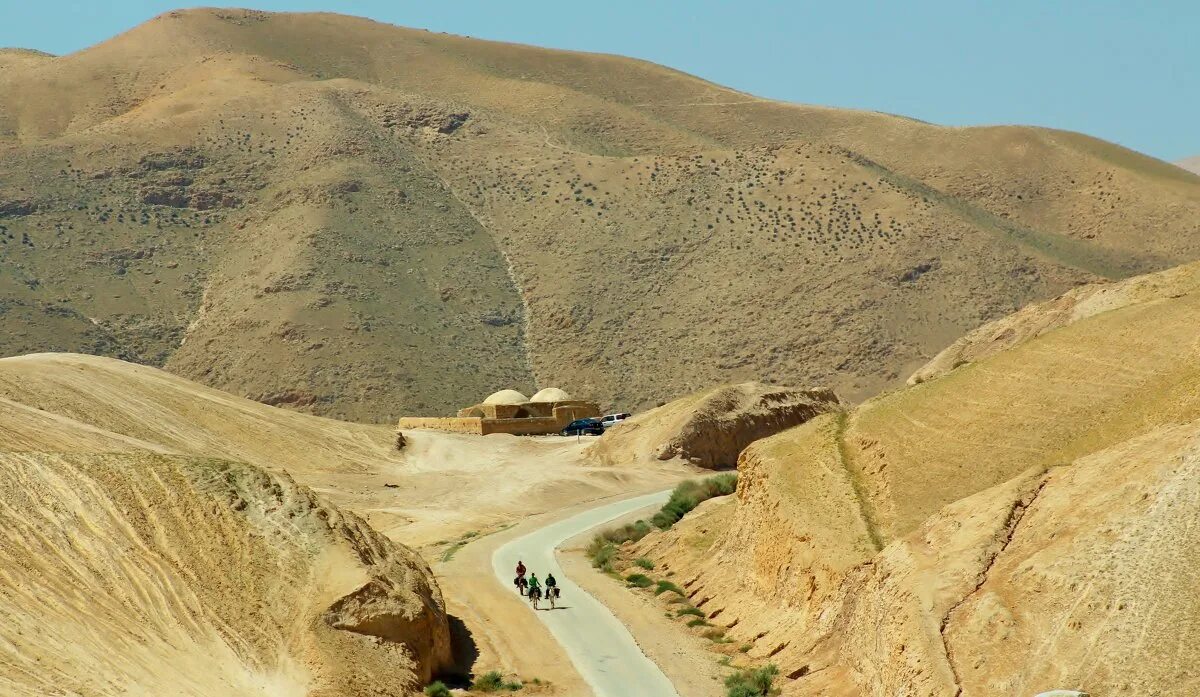 Каньон рамон израиль. Иудея горы. Иудейская пустыня израиль фото. Горы негев. Иудейская пустыня израиль.