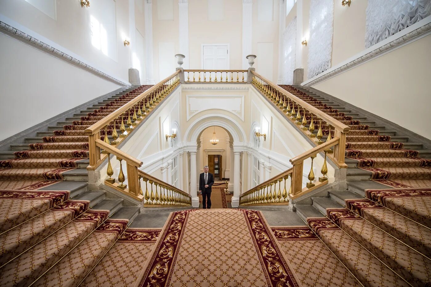 Фото залы москвы. Здание мэрии Москвы внутри. МИД РФ здание внутри. Дом правительства Москва внутри. Здание МИД В Москве внутри.