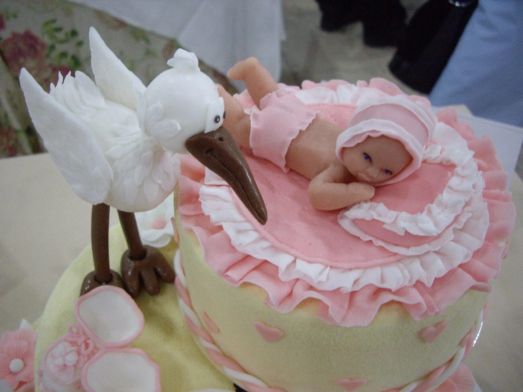Красивый торт на рождения девочки. Торт на рождение девочки. Тортик на рождение девочки на выписку. Торт на рождение девочки с новорожденным. Торт на рождение ребенка торт для новорожденного.