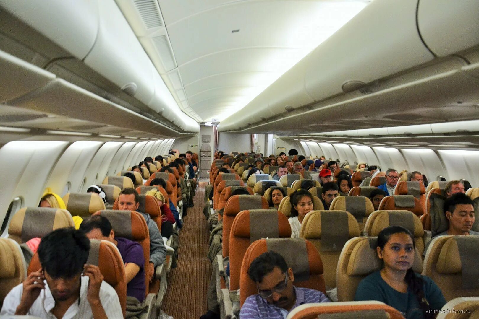 Салон самолета а 330. Аэробус а330-300 салон. аэробус а330 салон самолета. салон самолета airbus a330-300. аэробус а 330 салон.