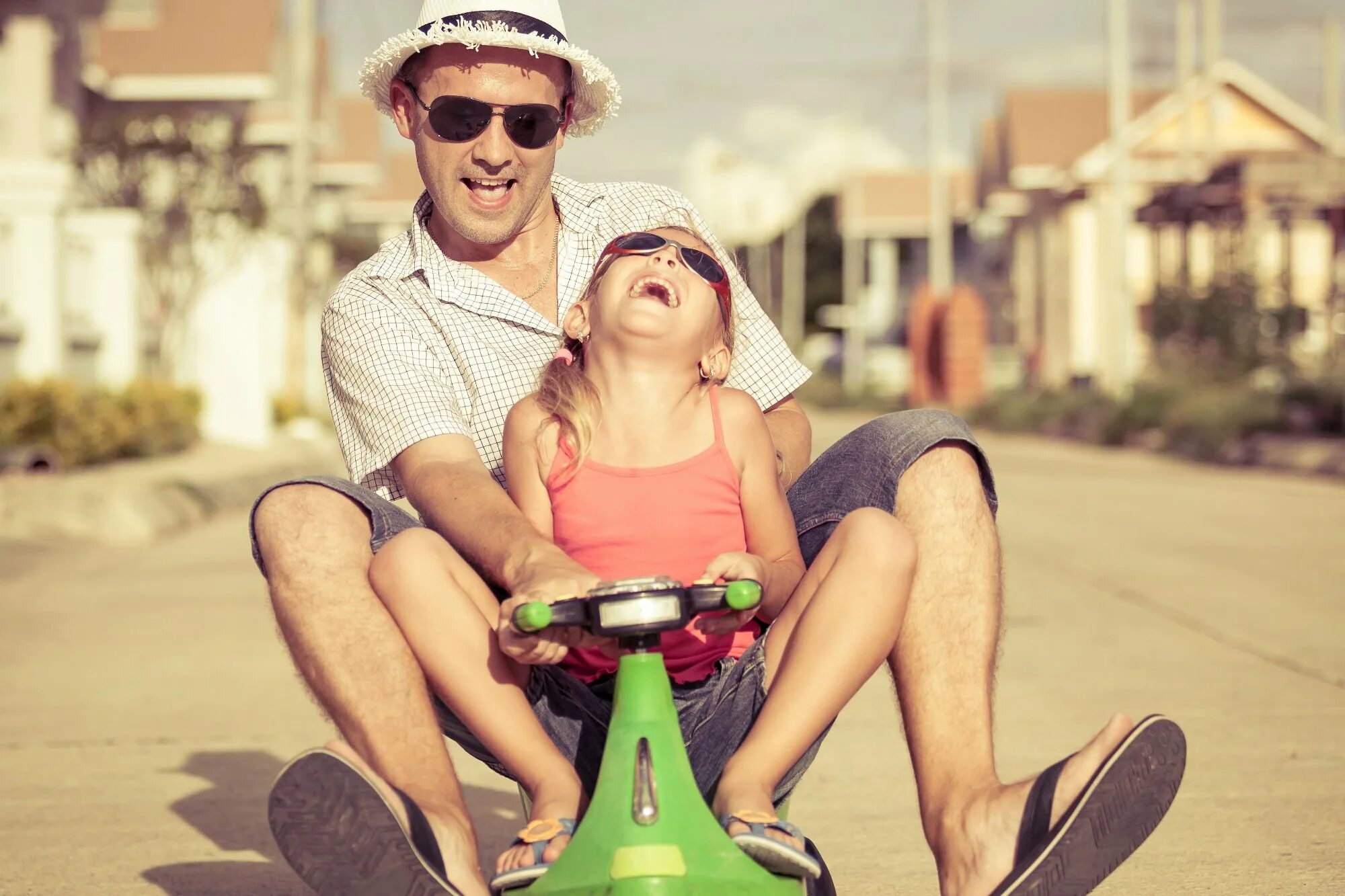 Взрослые мужчина и женщина. Father's day. Силуэт счастливой семьи. Женщина старше. Замуж за мужчину с сыном.