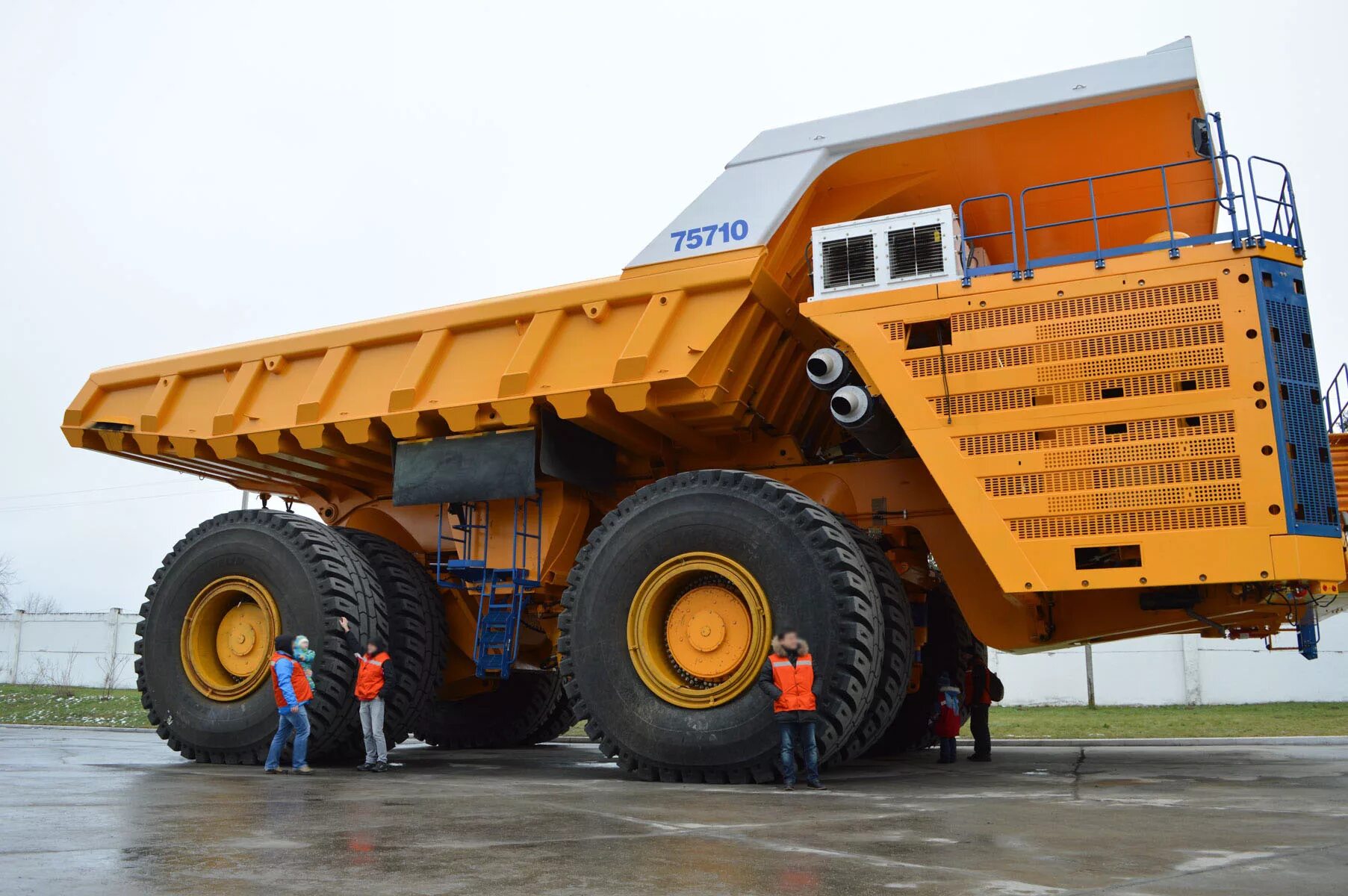 Самая большая цена. БЕЛАЗ 75510. Жодино завод БЕЛАЗ. БЕЛАЗ-75710 модель. БЕЛАЗ-75710 И человек.