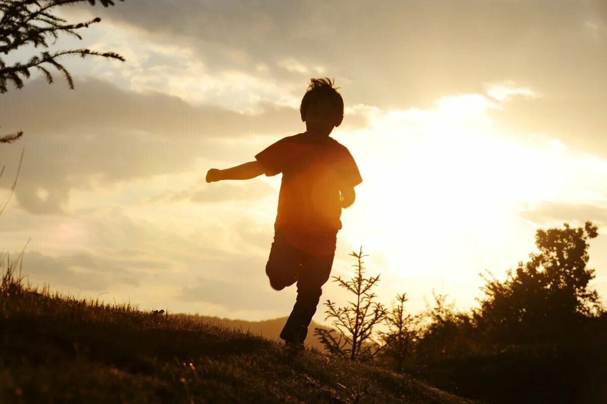 Дети бегут. Дети бегут спиной. Мальчик бежит. Мальчик бежит навстречу. Бежит и бежит дорога бежит навстречу солнцу