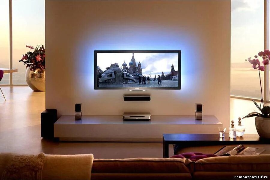 65 телевизор какой купить в 2024. Телевизор в интерьере. Подсветка стены с телевизором. Плазменный телевизор в интерьере. Телевизор на стене в интерьере.