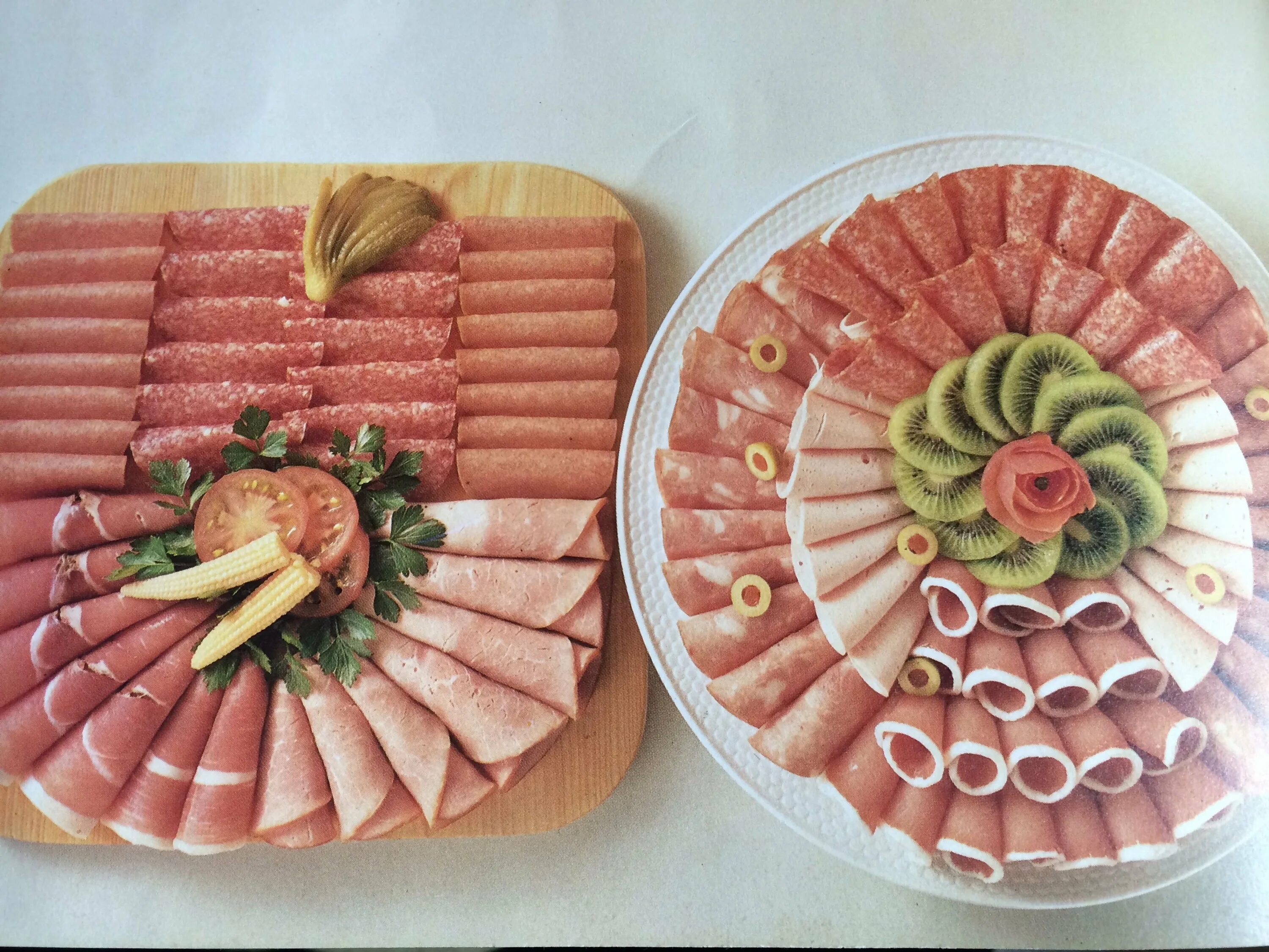 Нарезки класс. Красивая мясная нарезка. мясная нарезка на праздничный стол. украшение мясной нарезки. красивая нарезка колбасы.