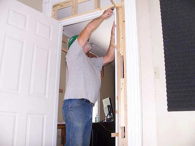 Монтаж дверной коробки. Установленные межкомнатные двери. Как установить двери в дверной проем. Схема монтаж коробки межкомнатной двери. Схема монтажа межкомнатных дверей.