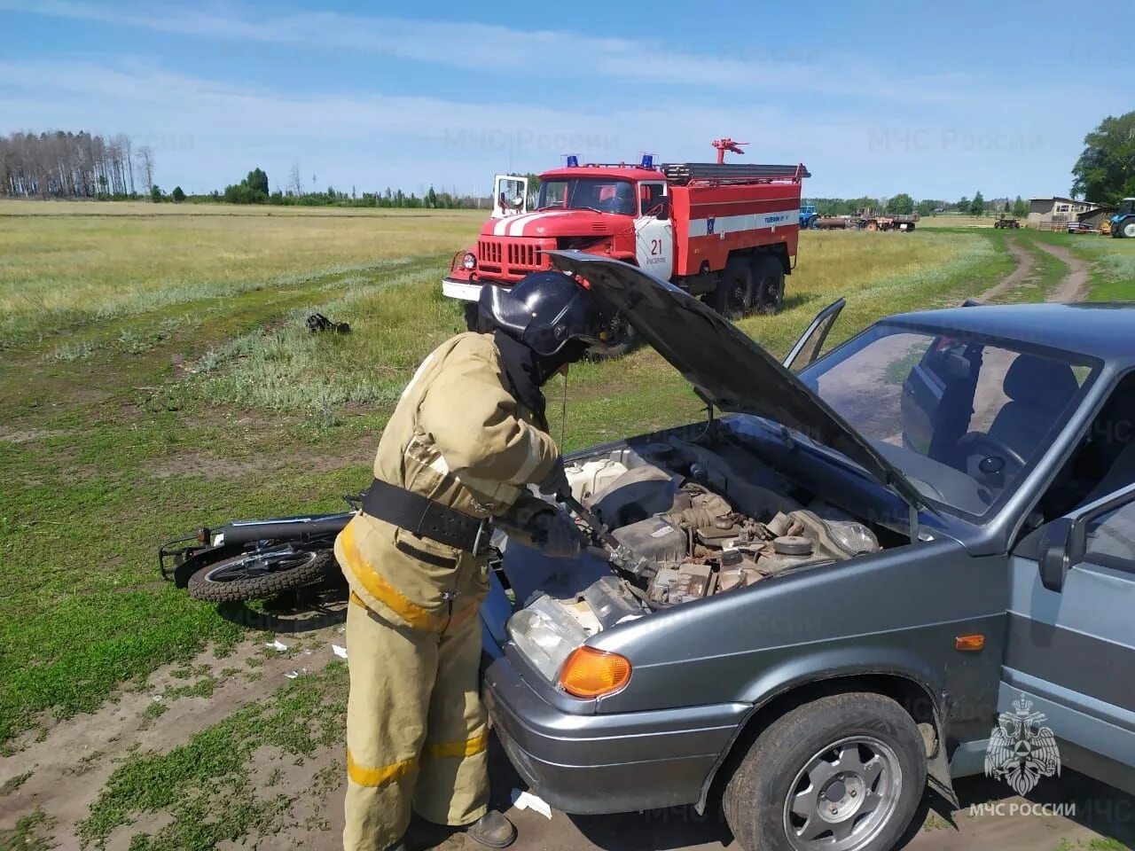 Авария в Петухово Курганской области. Легковые автомобили МЧС России.