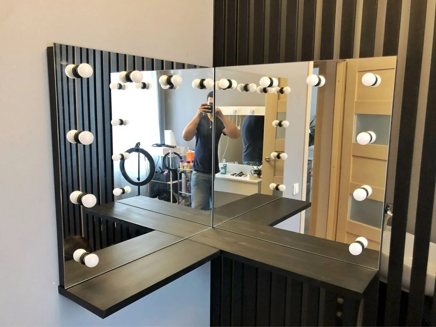 Зеркальный угол. Зеркальный угол. Зеркало с широким фацетом. Зеркало в гримерке. Зеркальный угол.