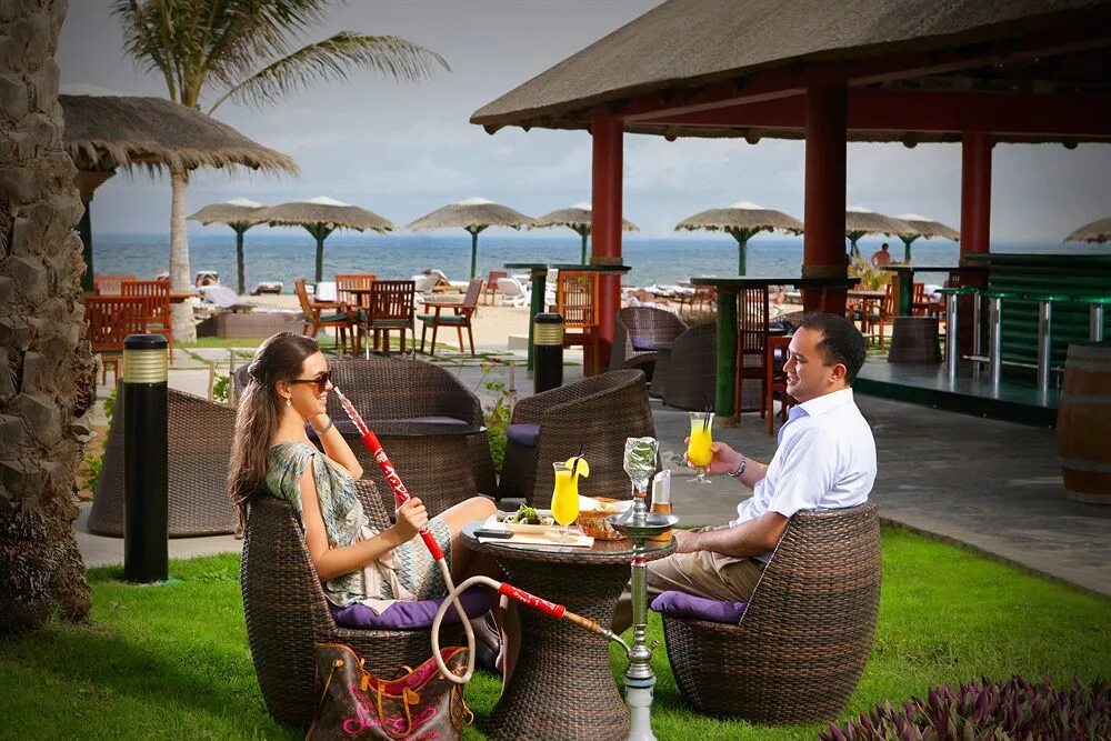 Ротана резорт в фуджейре бар на воде. Фуджейра ротана резорт. Фуджейра ротана резорт 5. Fujairah rotana resort spa 5 оаэ. Фуджейра ротана резорт 5.