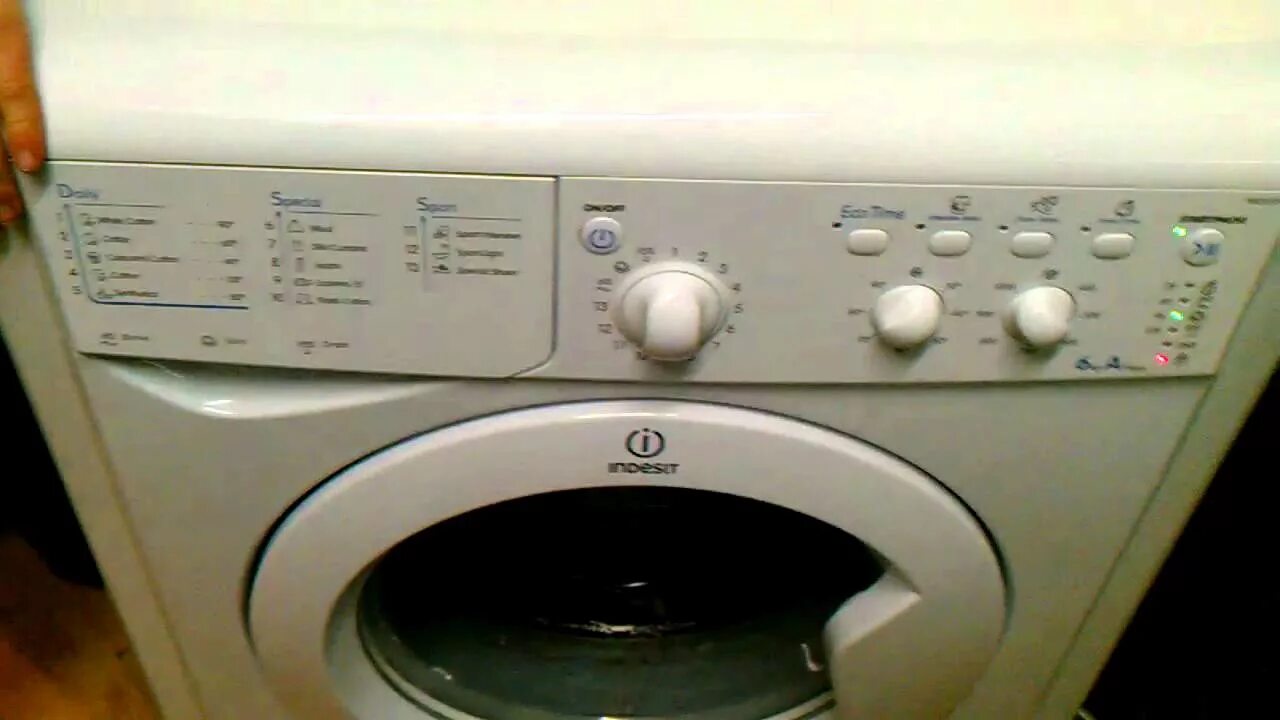 Машинки стиральные индезит на 5. Машинка Индезит 6 кг. Индезит стиральная машина iwe 6105. Стиральная машина Индезит 6105 сис.