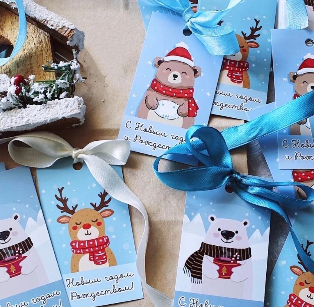 Новогодний сюрприз от деда мороза. Подпись подарка на новый год. Подписать подарки детям. Бирки новогодние. Подарок деду морозу от детей.