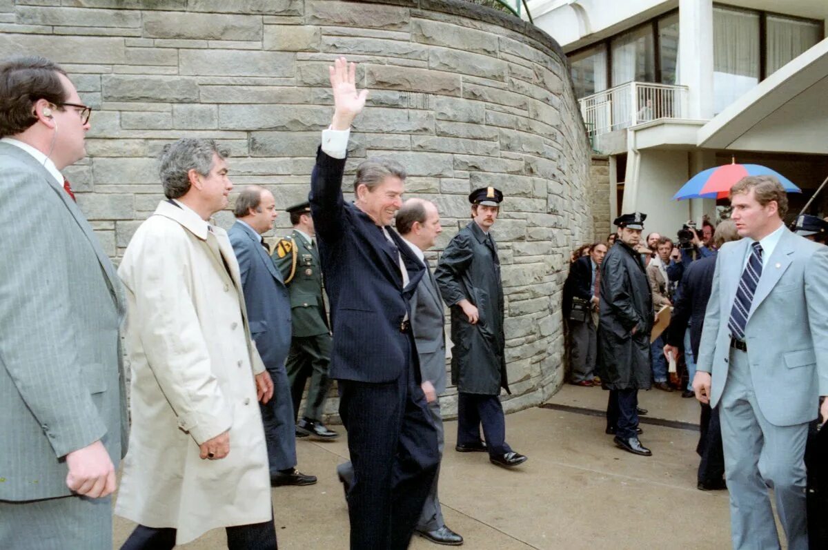 Покушение новости сегодня. Рональд Рейган 1981. Джон Хинкли покушение на Рейгана. Рональд Рейган покушение.