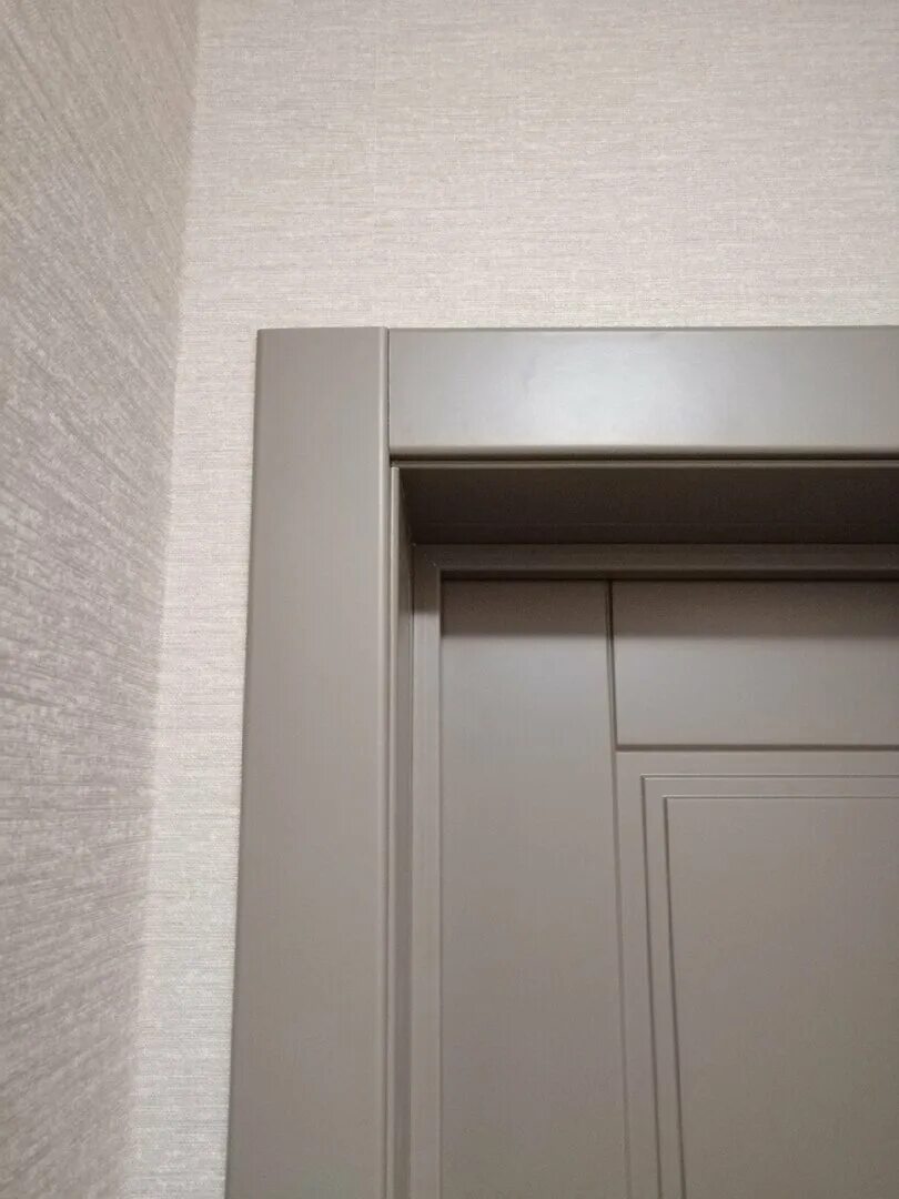 Стык наличников. Откосная система кюнель. Обналичка на двери межкомнатные. Наличники на двери. Наличники на двери.