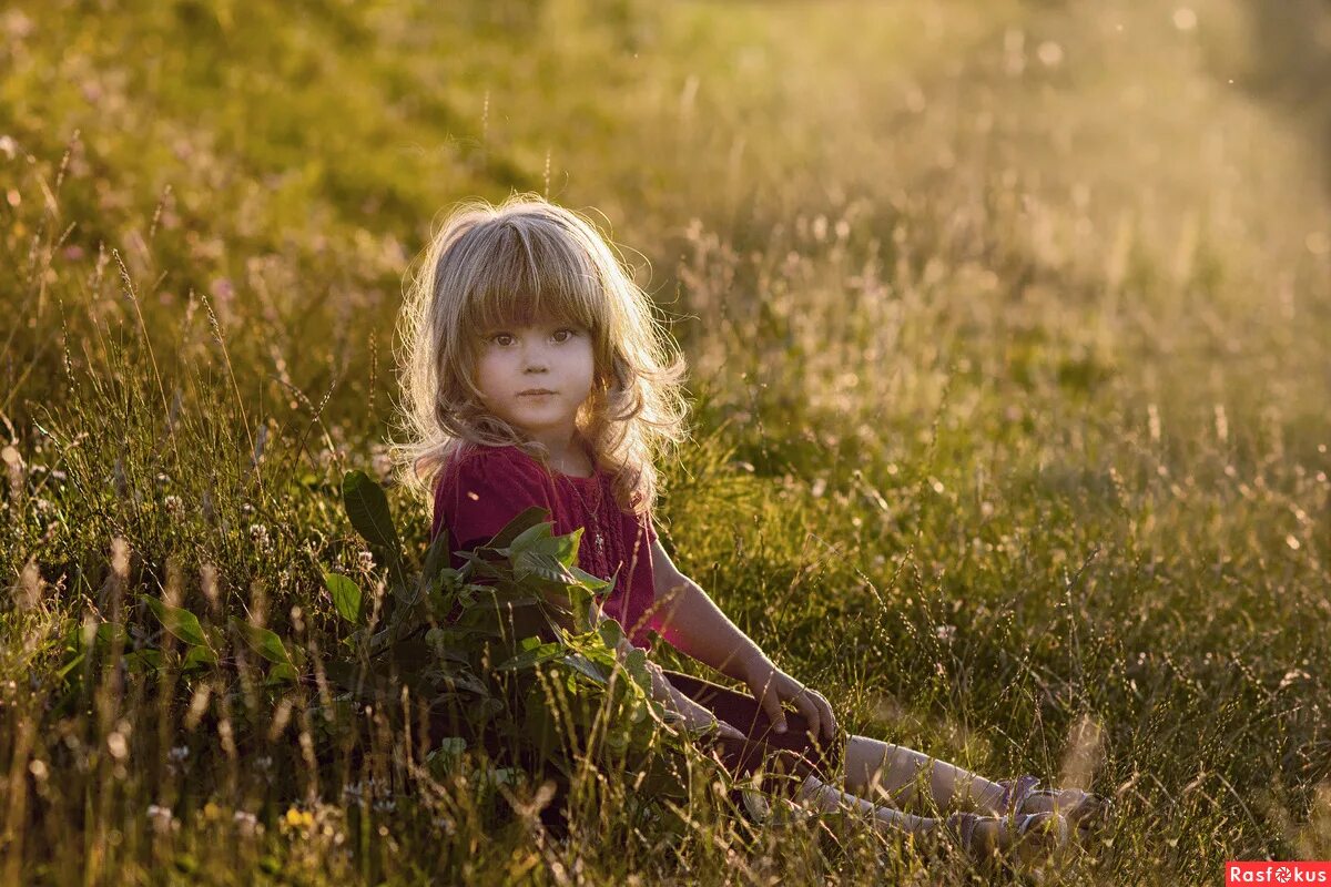 Во дворе с друзьями дети. Дети блондинки фотограф. Дети радость жизни. Детство бывает разным. Дети радуются.
