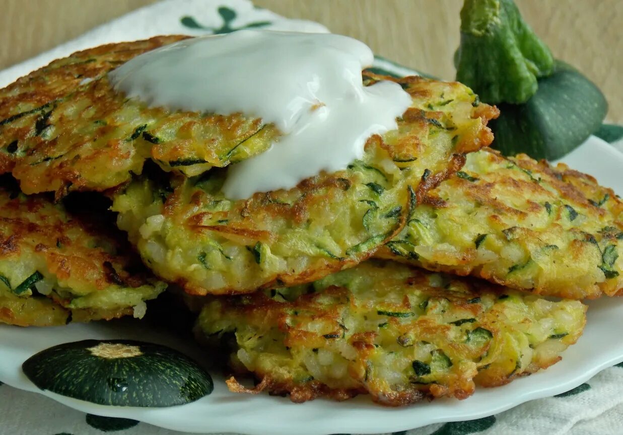 Драники рецепты быстро и вкусно. Оладьи из кабачков. Кабачки оладьи из кабачков на сковороде. Оладьи из кабачков на сковороде самый вкусный. Оладушки из кабачков пышные.