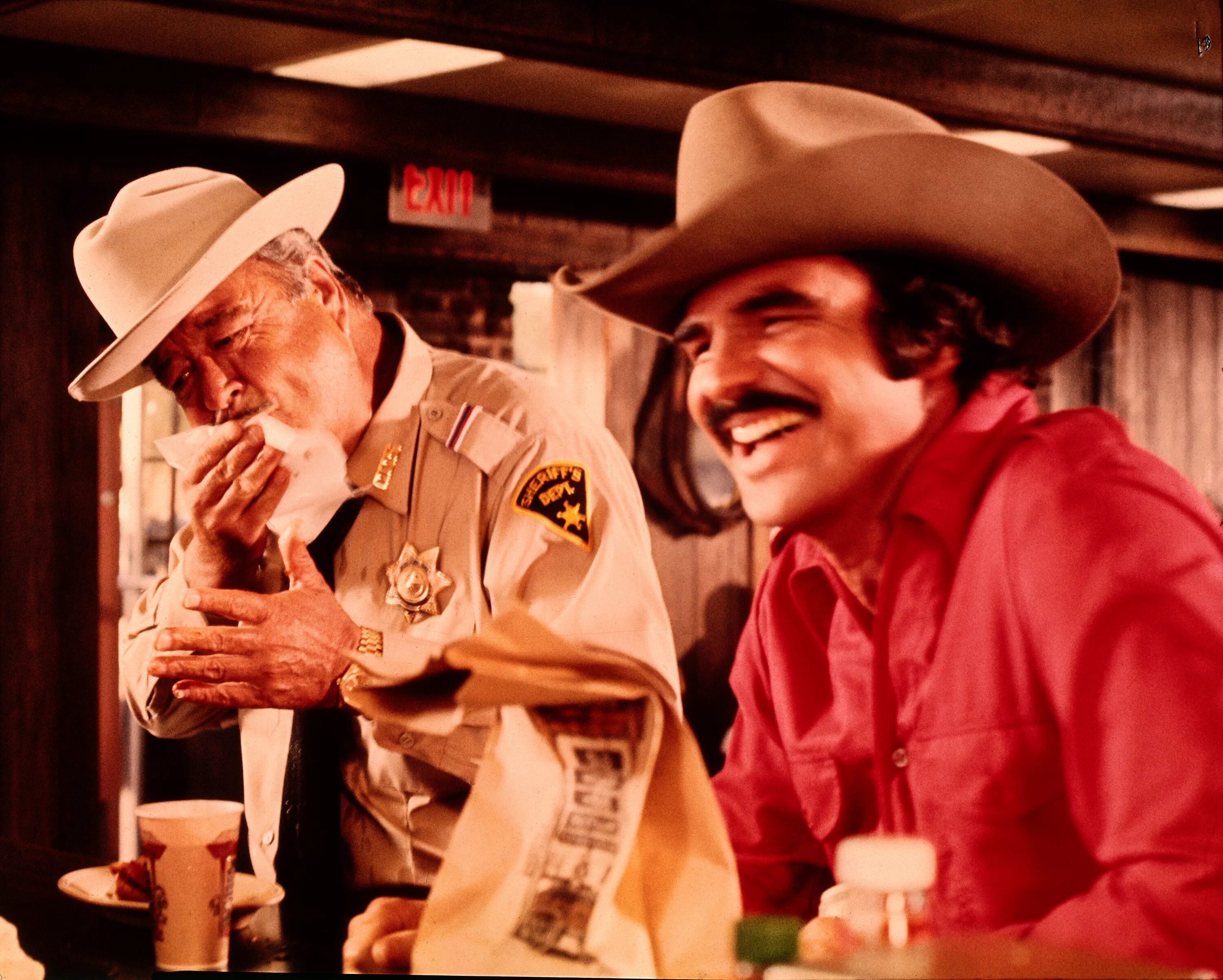 Берт рейнольдс смоки и бандит. Смоки и бандит 2 обложка. Смоки и бандит 1977. Смоки и бандит. Полицейский и бандит фильм 1977.