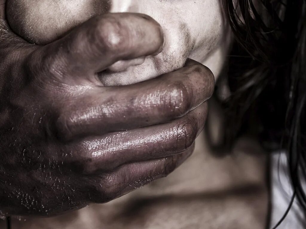 Три шеи. Мужчина душит девушку. За волосы девушку. Мужчина душит девушку. Бенуа корти benoit courti.