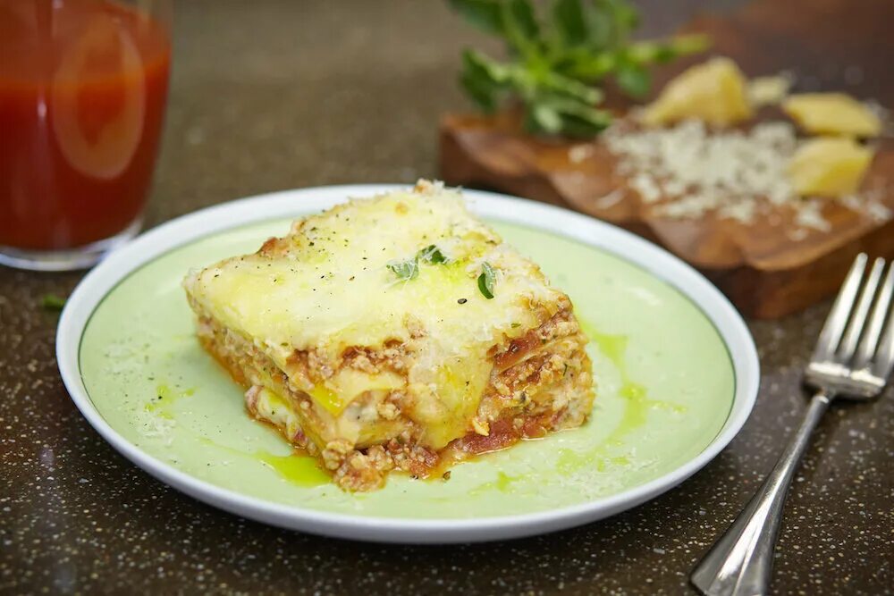 Зеленая лазанья. Лазанья с курицей бешамель. Лазанья с курицей бешамель. Лазанья из куриного филе. Курица под соусом бешамель.