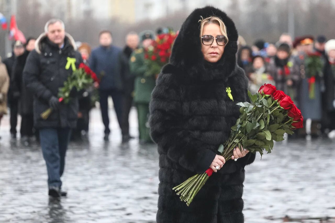 Матвиенко в шубе. Матвиенко возложение цветов. Матвиенко возложила цветы. Монумент героическим защитникам Ленинграда в Санкт-Петербурге.