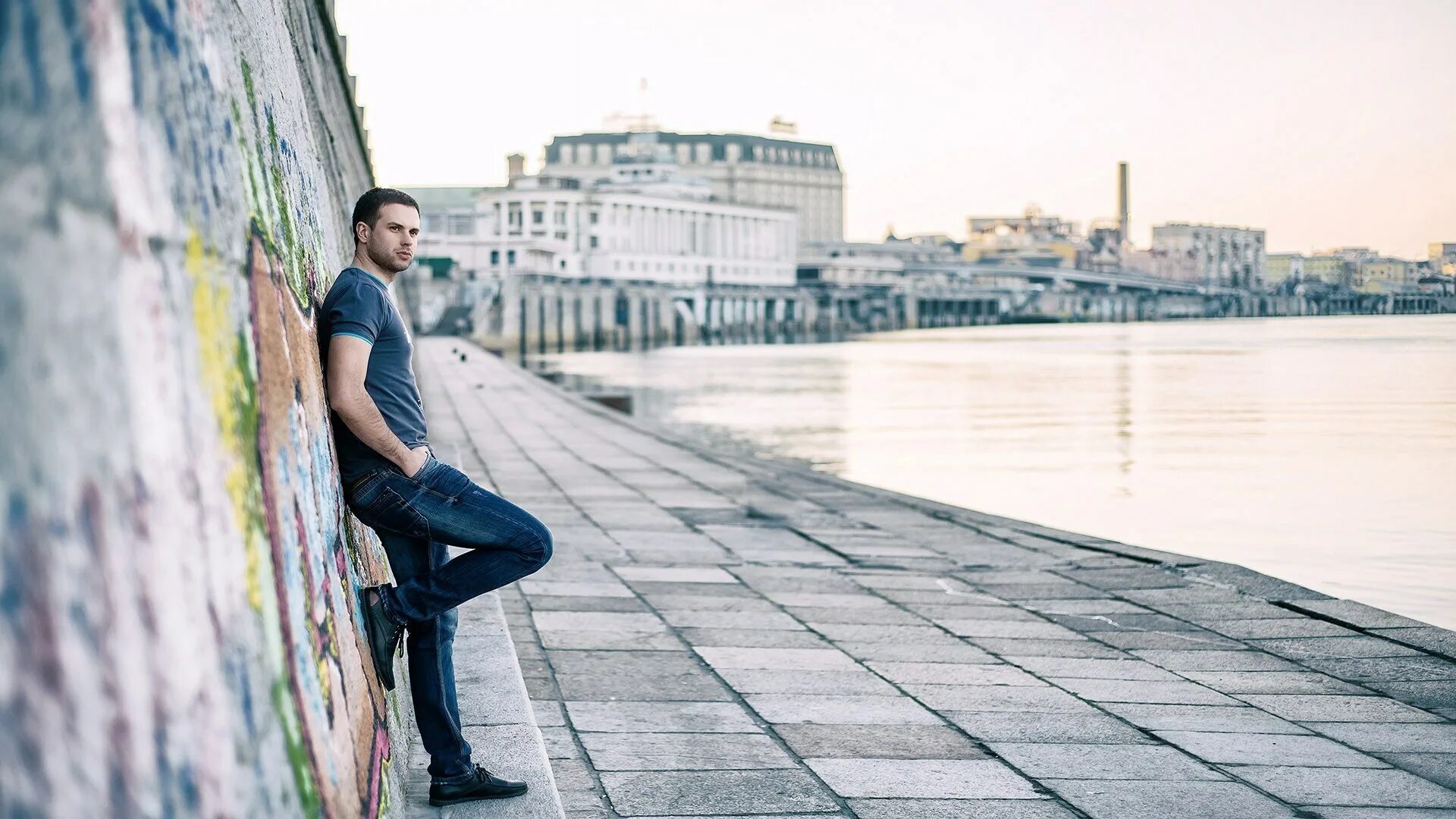 мужчина лежит на полу. парень лежит. парень лежит на траве. мужчина лежит. в городе донецк лежит парень.