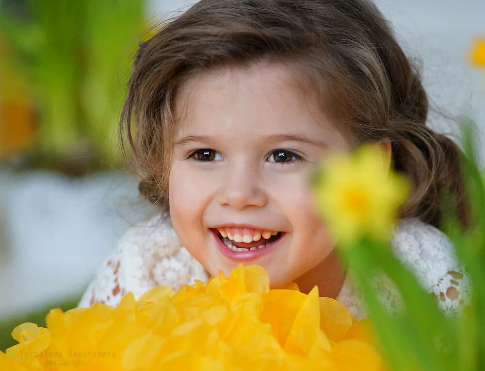 Улыбашка песня слушать. Маска улыбашка. Смайлик пение. Малышка улыбашка. Поющий смайлик.