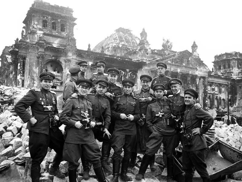 Берлин взятие Рейхстага май 1945. Штурм Берлина Рейхстаг. Солдаты у Рейхстага 1945.